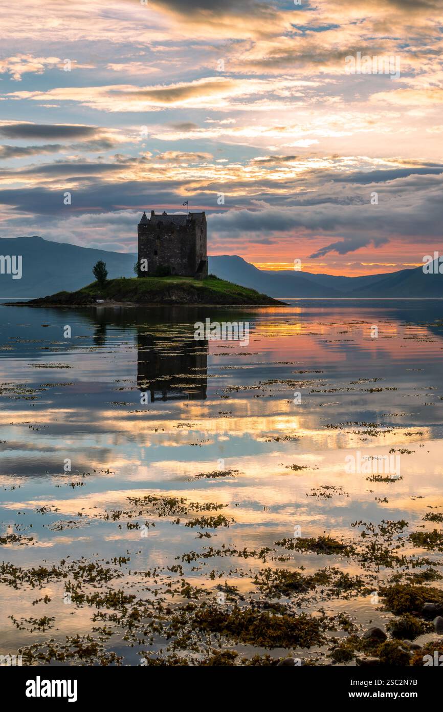 Castello Stalker su Loch Laich con riflessi d'acqua al tramonto, Argyll, Scozia UK Foto Stock