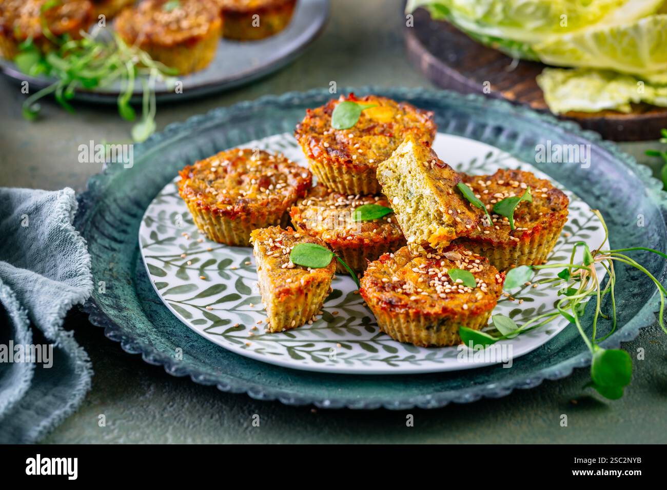 Muffin salati alle verdure con cavolo savoy, feta e bucce Psyllium Foto Stock