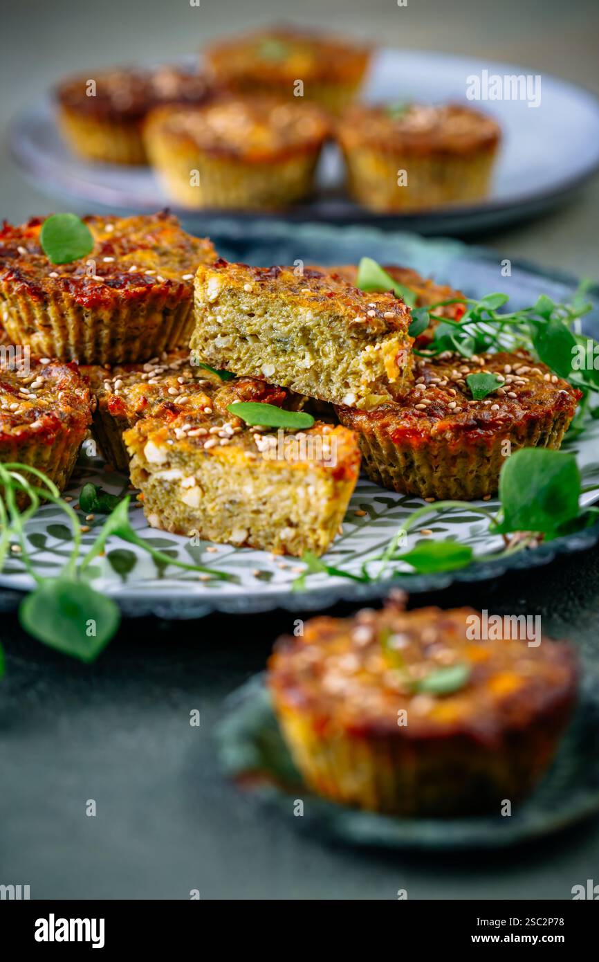 Muffin salati alle verdure con cavolo savoy, feta e bucce Psyllium Foto Stock