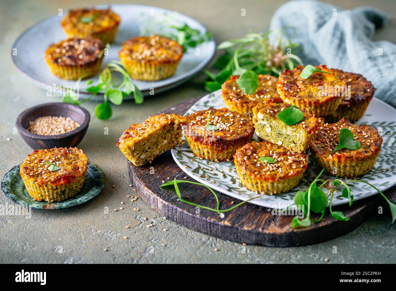 Muffin salati alle verdure con cavolo savoy, feta e bucce Psyllium Foto Stock
