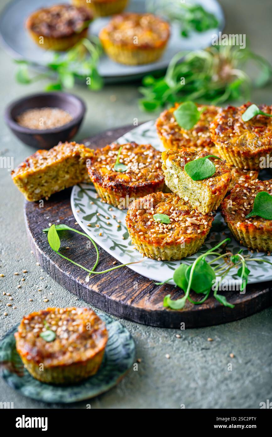 Muffin salati alle verdure con cavolo savoy, feta e bucce Psyllium Foto Stock