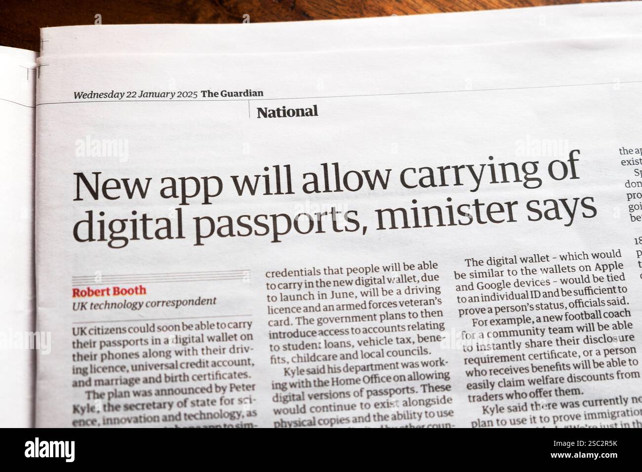 "La nuova app consentirà il trasporto di passaporti digitali, dice il ministro" titolo del quotidiano Guardian, documento di identità britannico articolo 22 gennaio 2025 Regno Unito Foto Stock