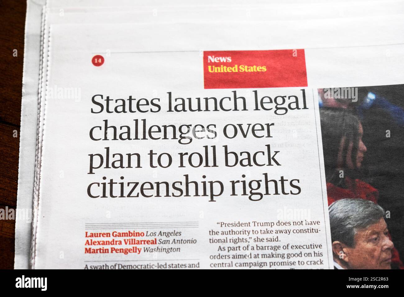 "Gli Stati Uniti lanciano sfide legali sul piano di revocare i diritti di cittadinanza" il giornale Guardian ha scritto il diritto di nascita degli Stati Uniti Trump causa articolo 2025 Foto Stock