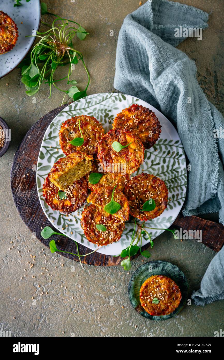 Muffin salati alle verdure con cavolo savoy, feta e bucce Psyllium Foto Stock