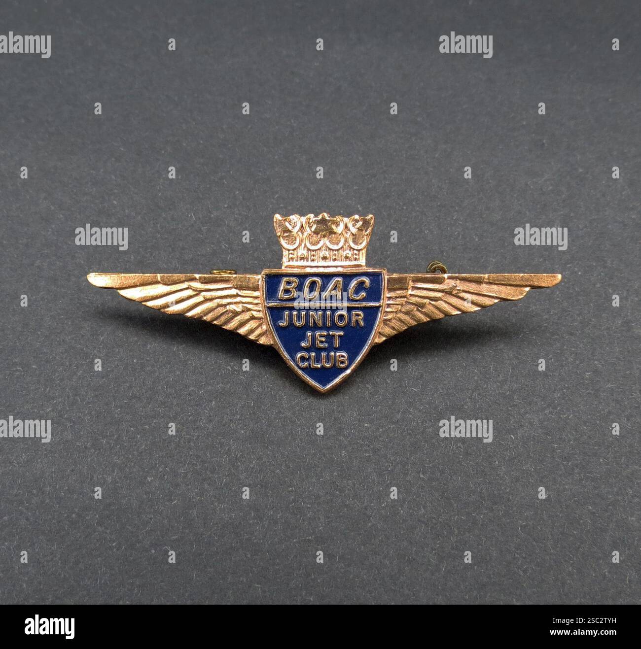 Un badge vintage Junior Jet Club della British Overseas Airways Corporation (BOAC) prodotto dal 1957 al 1974. Progettato sotto forma di un paio di ali di pilota, questo distintivo è stato realizzato come souvenir dato ai bambini che volavano come passeggeri su aerei BOAC. Fondato nel 1957, il Junior Jet Club era destinato a promuovere l'interesse per l'aviazione e ispirare la fedeltà del marchio con la compagnia aerea. La British Overseas Airways Corporation è stata una compagnia aerea statale britannica creata nel 1939 dalla fusione di Imperial Airways e British Airways Ltd Nel 1974, BOAC e British European Airways si sono fuse per formare British Airways. Foto Stock