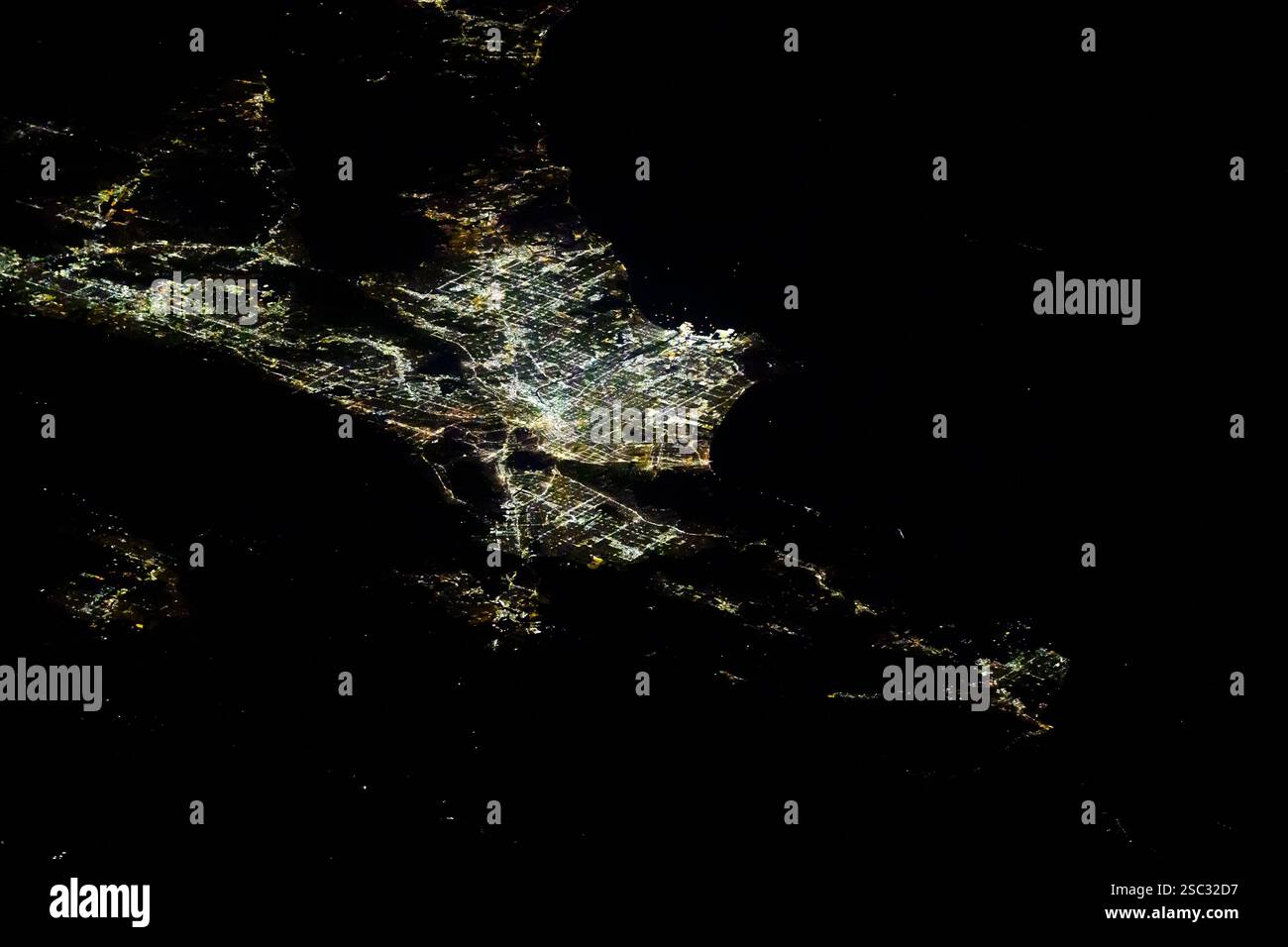 Luci della città di notte viste dallo spazio, la ISS vola vicino a Los Angeles Foto Stock