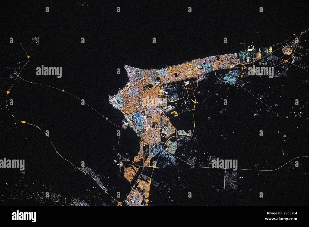 Splendida luce della città costiera di notte, la ISS vola nel Golfo dell'Oman Foto Stock