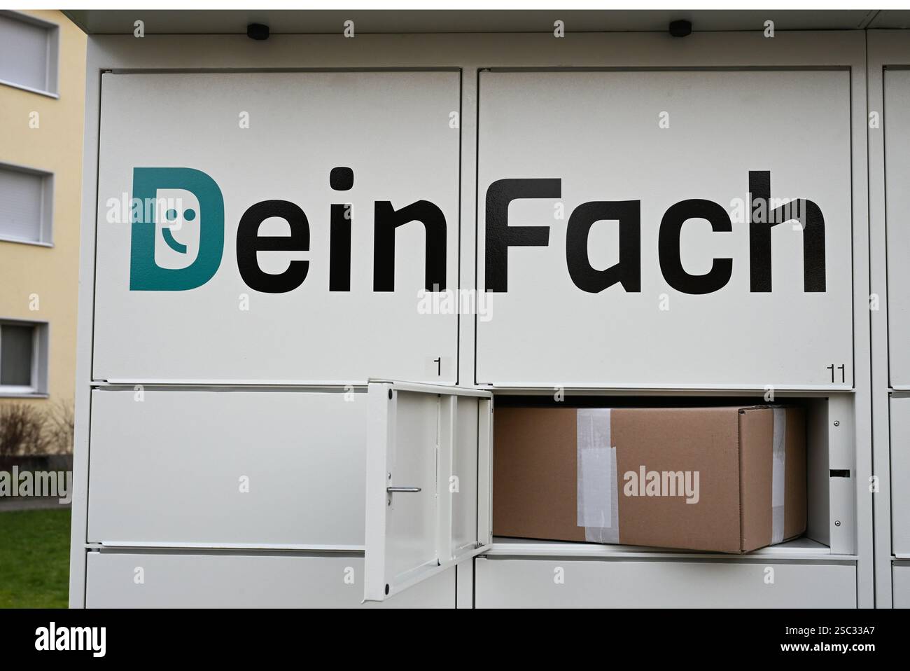 Colonia, Germania. 4 febbraio 2025. Il logo della filiale DHL DeinFach è esposto su una delle macchine per il trasporto pacchi dell'azienda, con un pacco in una scatola aperta (scena mostrata). DeinFach mira ad avere almeno 1.000 sedi in tutta la Germania entro la fine dell'anno, di cui circa 60 finora. Le macchine non solo possono contenere pacchi DHL, ma anche spedizioni da altre società di spedizioni. Crediti: Wolf von Dewitz/dpa/Alamy Live News Foto Stock