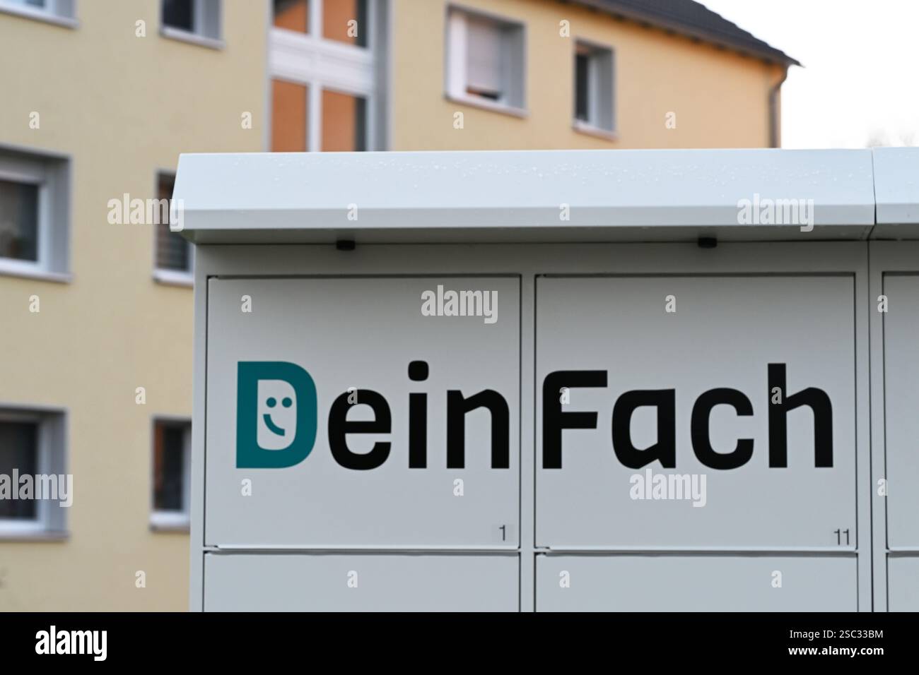 Colonia, Germania. 4 febbraio 2025. Il logo della filiale DHL DeinFach è visibile su una delle macchine per il trasporto pacchi. DeinFach mira ad avere almeno 1.000 sedi in tutta la Germania entro la fine dell'anno, di cui circa 60 finora. Le macchine non solo possono contenere pacchi DHL, ma anche spedizioni da altre società di spedizioni. Crediti: Wolf von Dewitz/dpa/Alamy Live News Foto Stock
