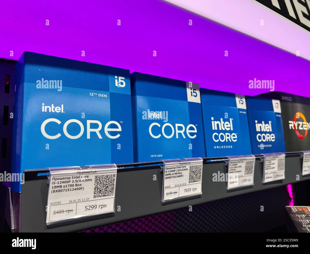 Kiev, Ucraina - 4 febbraio 2025: Scaffali dei negozi con processori Intel Core con cartelli sui prezzi su sfondo viola Foto Stock