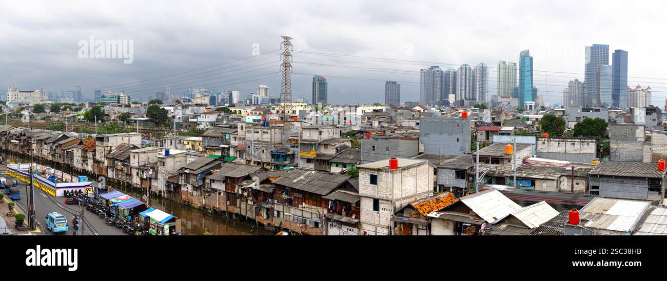 Baraccopoli, zona baraccopoli, affollata zona residenziale di Giacarta Foto Stock