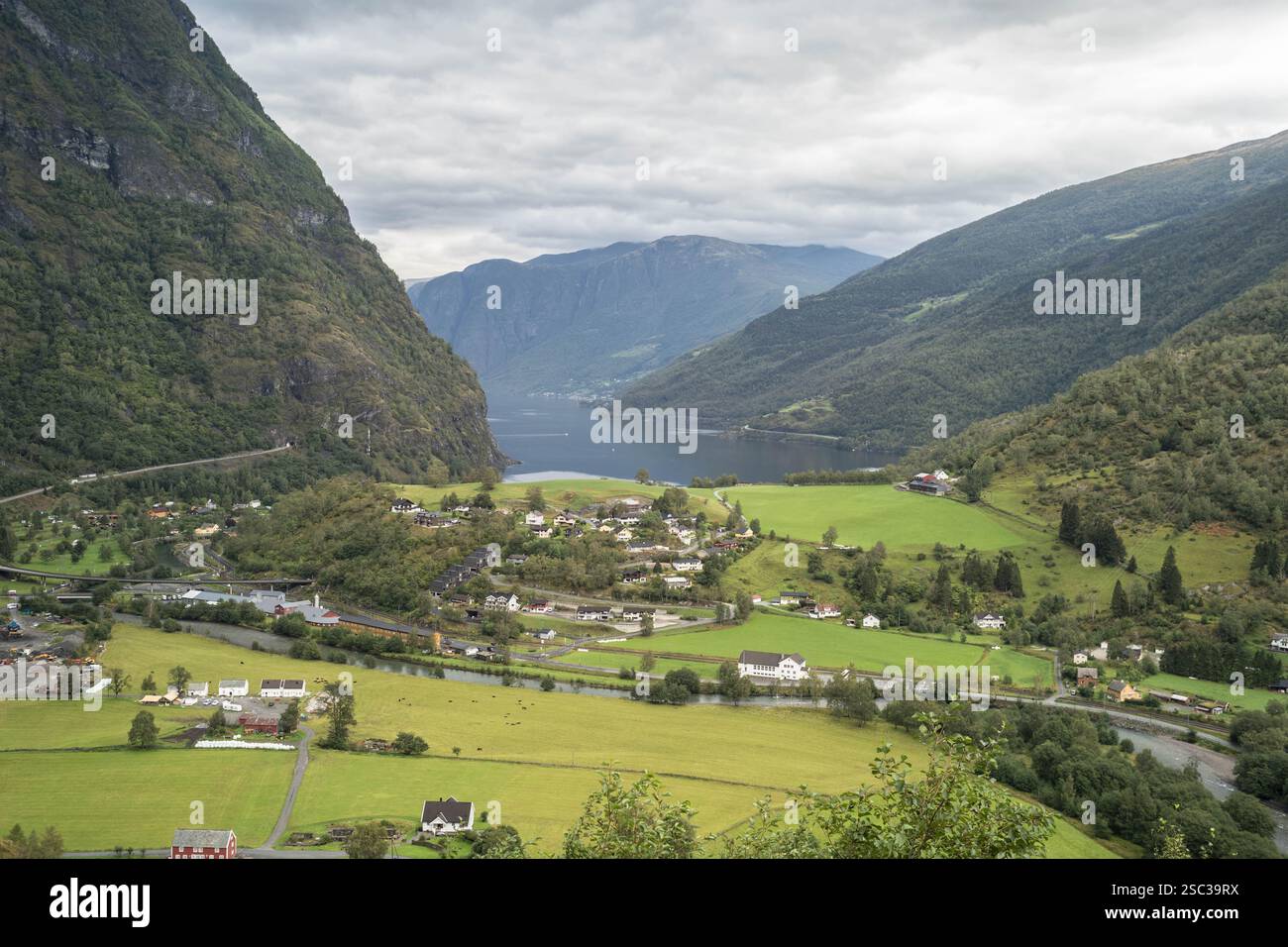 Villaggio di Flam e Aurlansfjord dal punto panoramico della montagna Brekkefossen, Norvegia Foto Stock
