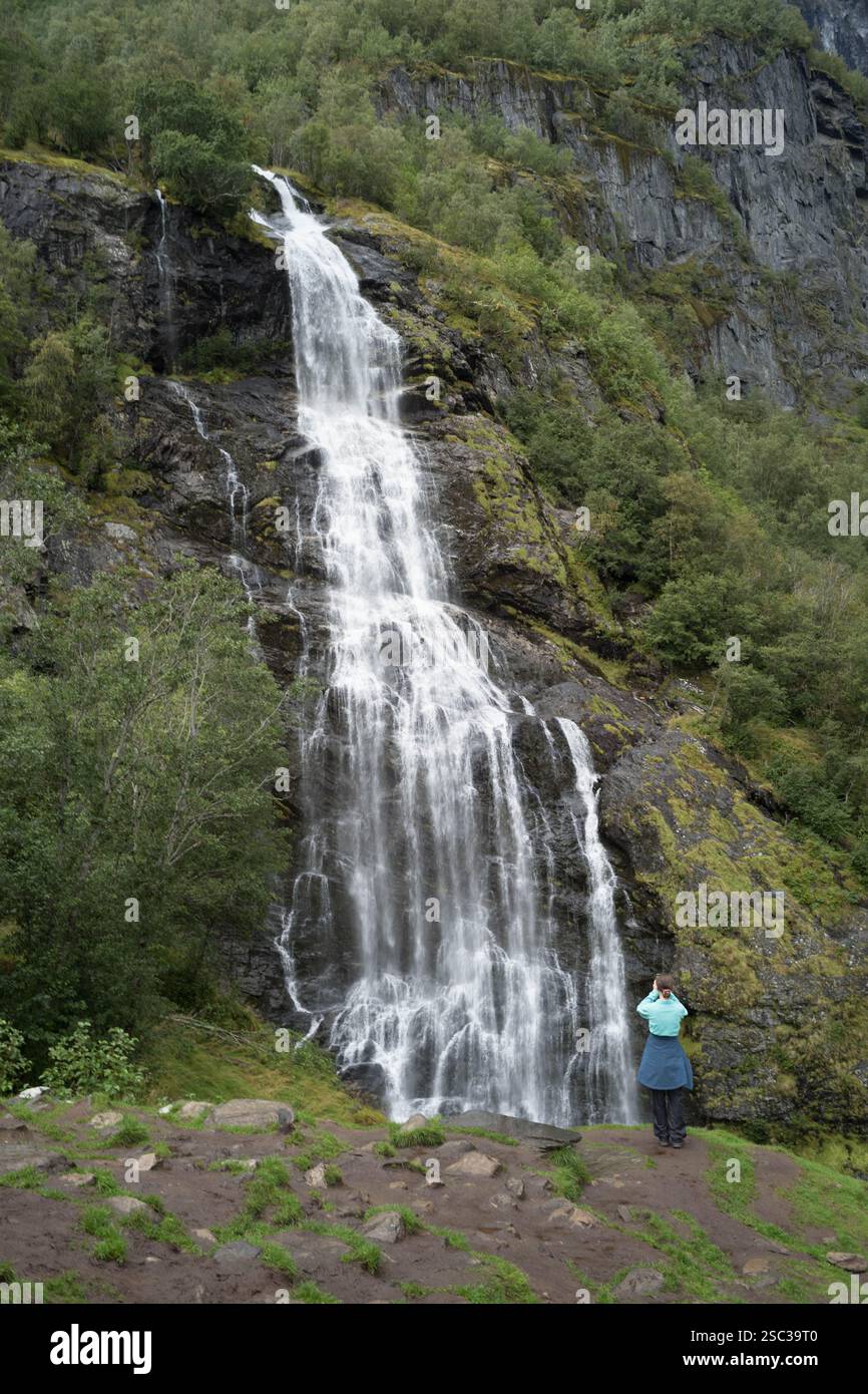 Cascata di Brekkefossen e punto panoramico di montagna, vicino a Flam, Norvegia. Foto Stock