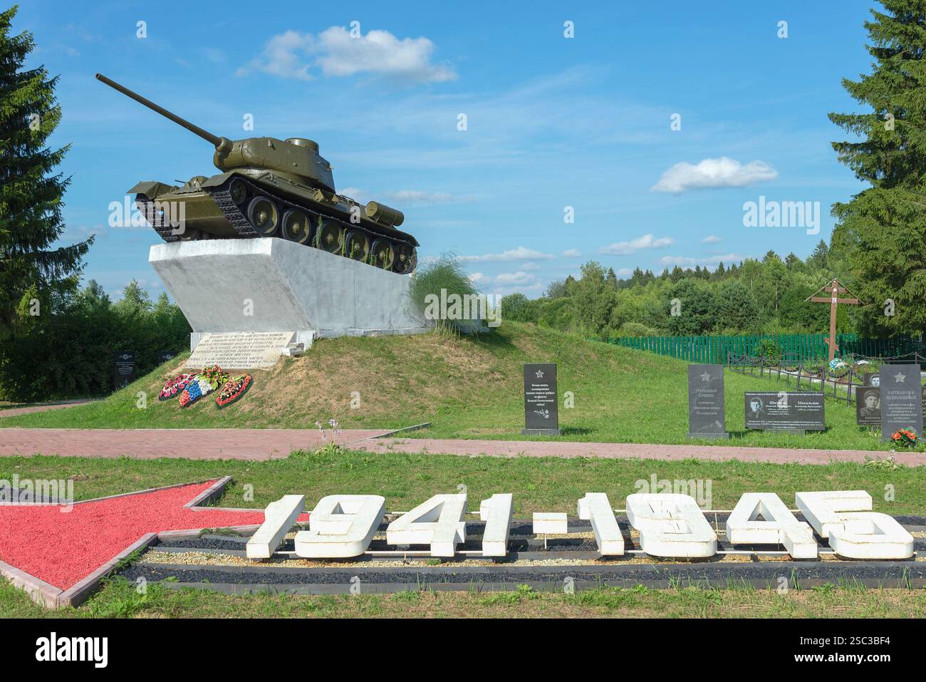 REGIONE DI SMOLENSK, RUSSIA - 13 LUGLIO 2024: Carro armato sovietico T-34. Complesso commemorativo "Field of Memory". Villaggio di Kholm-Zhirkovsky Foto Stock