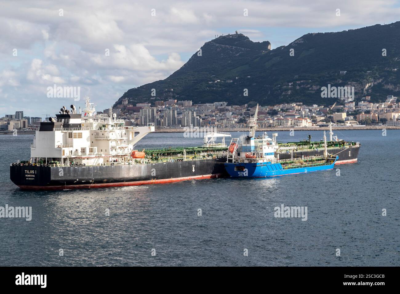 TILOS I. IMO 9800271 e NAXOS II (IMO 9371335) entrando a Gibilterra. Foto Stock