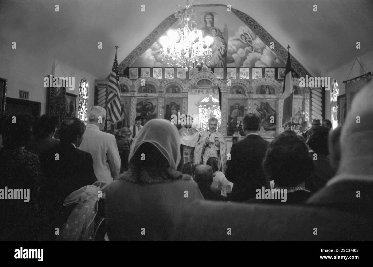Los Angeles, CALIFORNIA, USA, circa 1992. Servizio domenicale presso la Chiesa ortodossa romeno-americana della Santissima Trinità. Foto Stock