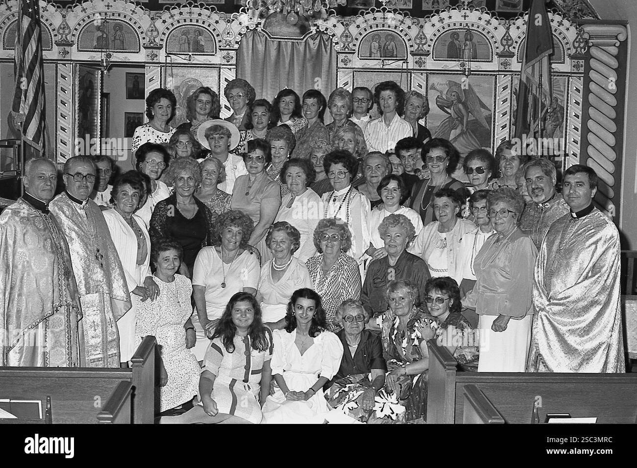 Los Angeles, CALIFORNIA, USA, circa 1992. Gruppo di persone della comunità romena locale presso la Chiesa ortodossa romeno-americana della Santissima Trinità. Foto Stock