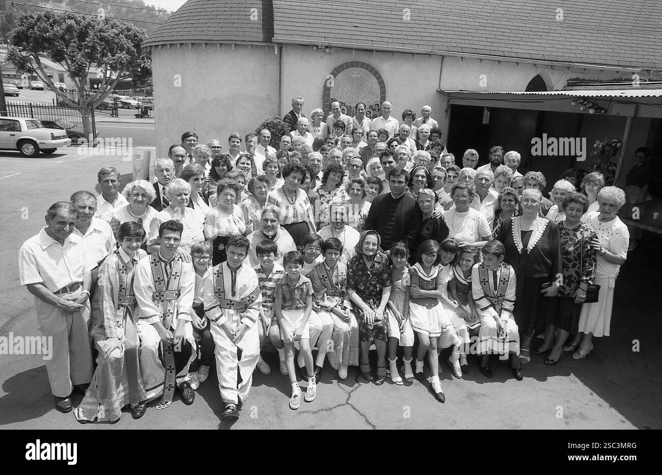 Los Angeles, CALIFORNIA, USA, circa 1992. Gruppo di persone della comunità romena locale presso la Chiesa ortodossa romeno-americana della Santissima Trinità. Foto Stock