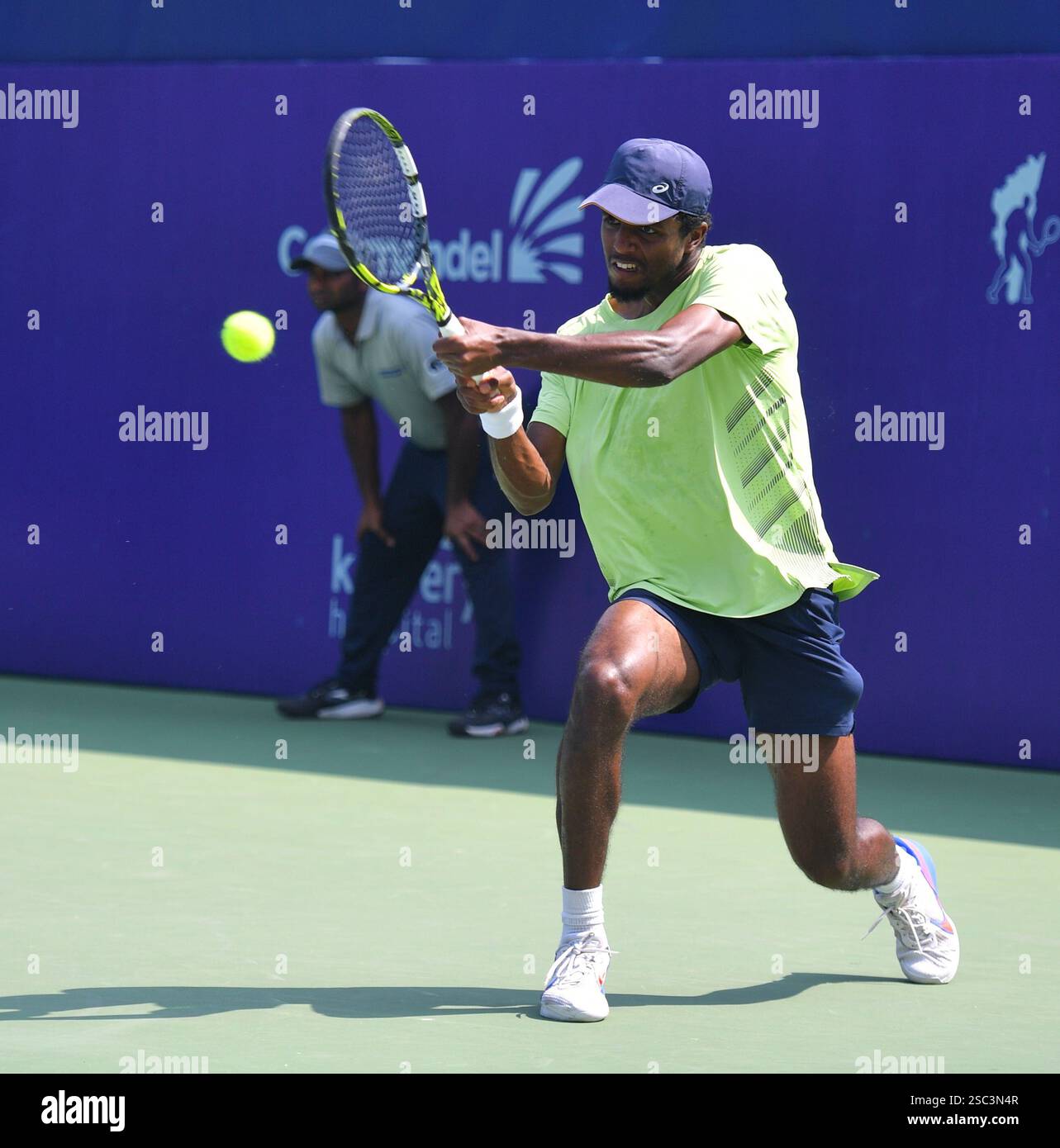Chennai, India. 4 febbraio 2025. Duje Ajdukovic attualmente classificato No. 158 globalmente soccombé alla svedese Elias Ymer classificato No. 332, 6-2, 6-7, 6-2 nell'ATP Challenger di Chennai, India. Credito: Ranjith Kumar/Alamy Live News. Foto Stock