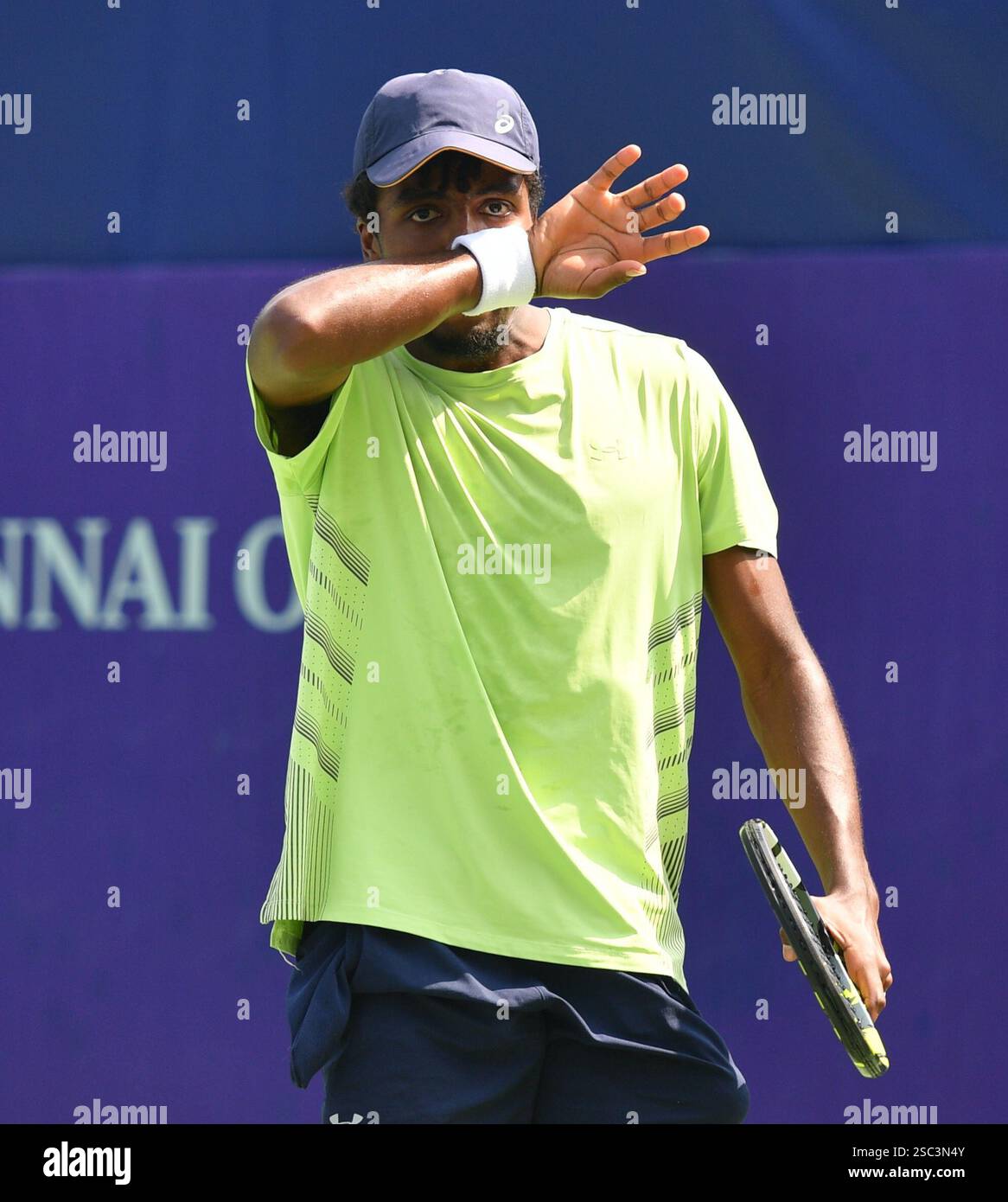 Chennai, India. 4 febbraio 2025. Duje Ajdukovic attualmente classificato No. 158 globalmente soccombé alla svedese Elias Ymer classificato No. 332, 6-2, 6-7, 6-2 nell'ATP Challenger di Chennai, India. Credito: Ranjith Kumar/Alamy Live News. Foto Stock