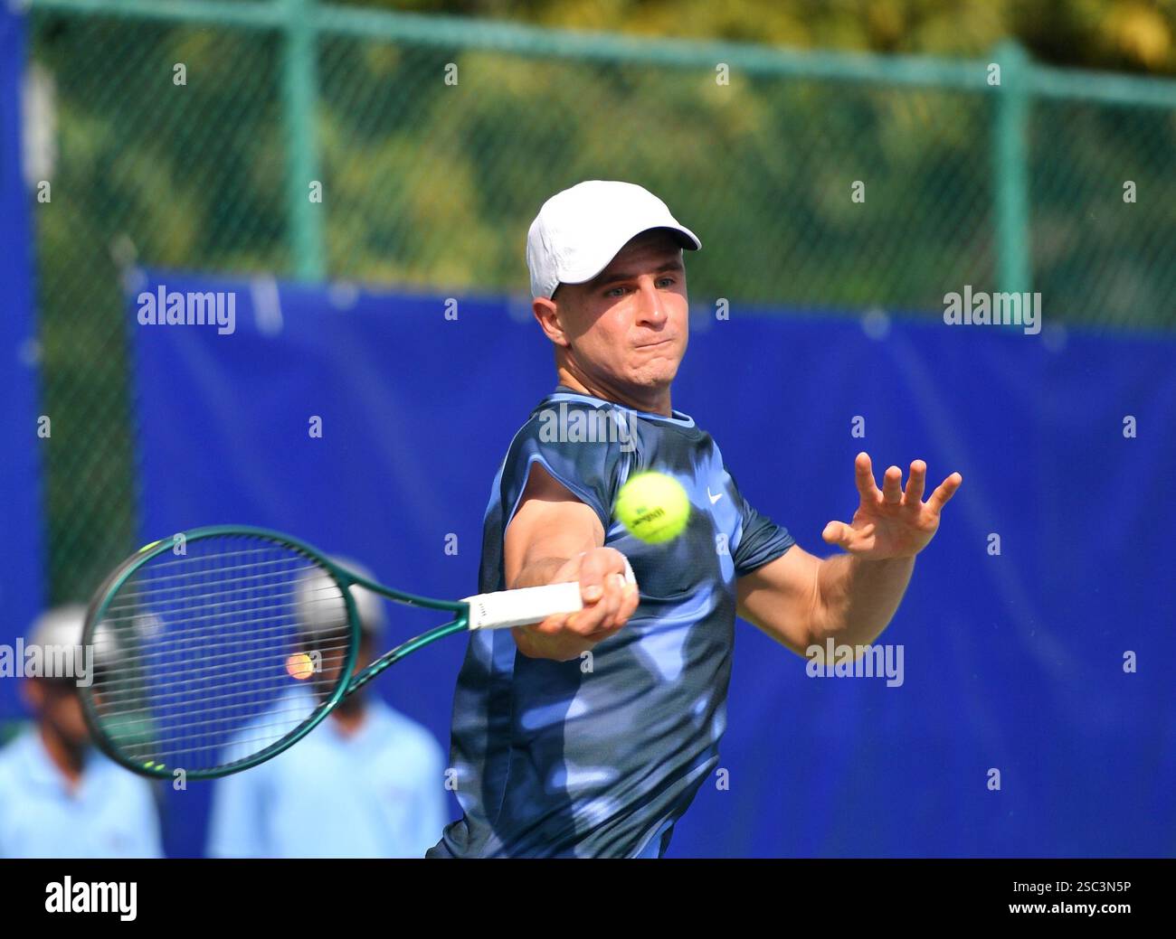 Chennai, India. 4 febbraio 2025. Duje Ajdukovic attualmente classificato No. 158 globalmente soccombé alla svedese Elias Ymer classificato No. 332, 6-2, 6-7, 6-2 nell'ATP Challenger di Chennai, India. Credito: Ranjith Kumar/Alamy Live News. Foto Stock