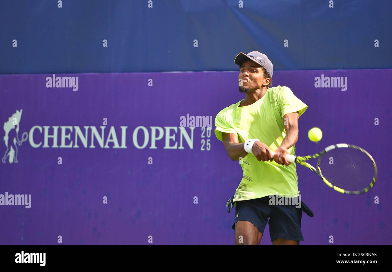 Chennai, India. 4 febbraio 2025. Duje Ajdukovic attualmente classificato No. 158 globalmente soccombé alla svedese Elias Ymer classificato No. 332, 6-2, 6-7, 6-2 nell'ATP Challenger di Chennai, India. Credito: Ranjith Kumar/Alamy Live News. Foto Stock