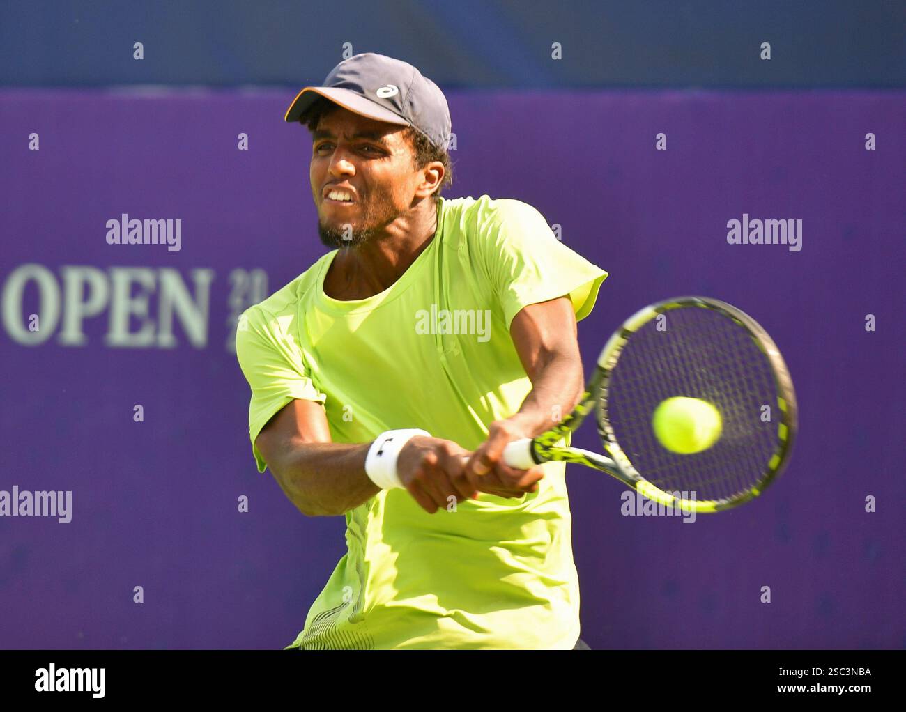 Chennai, India. 4 febbraio 2025. Duje Ajdukovic attualmente classificato No. 158 globalmente soccombé alla svedese Elias Ymer classificato No. 332, 6-2, 6-7, 6-2 nell'ATP Challenger di Chennai, India. Credito: Ranjith Kumar/Alamy Live News. Foto Stock