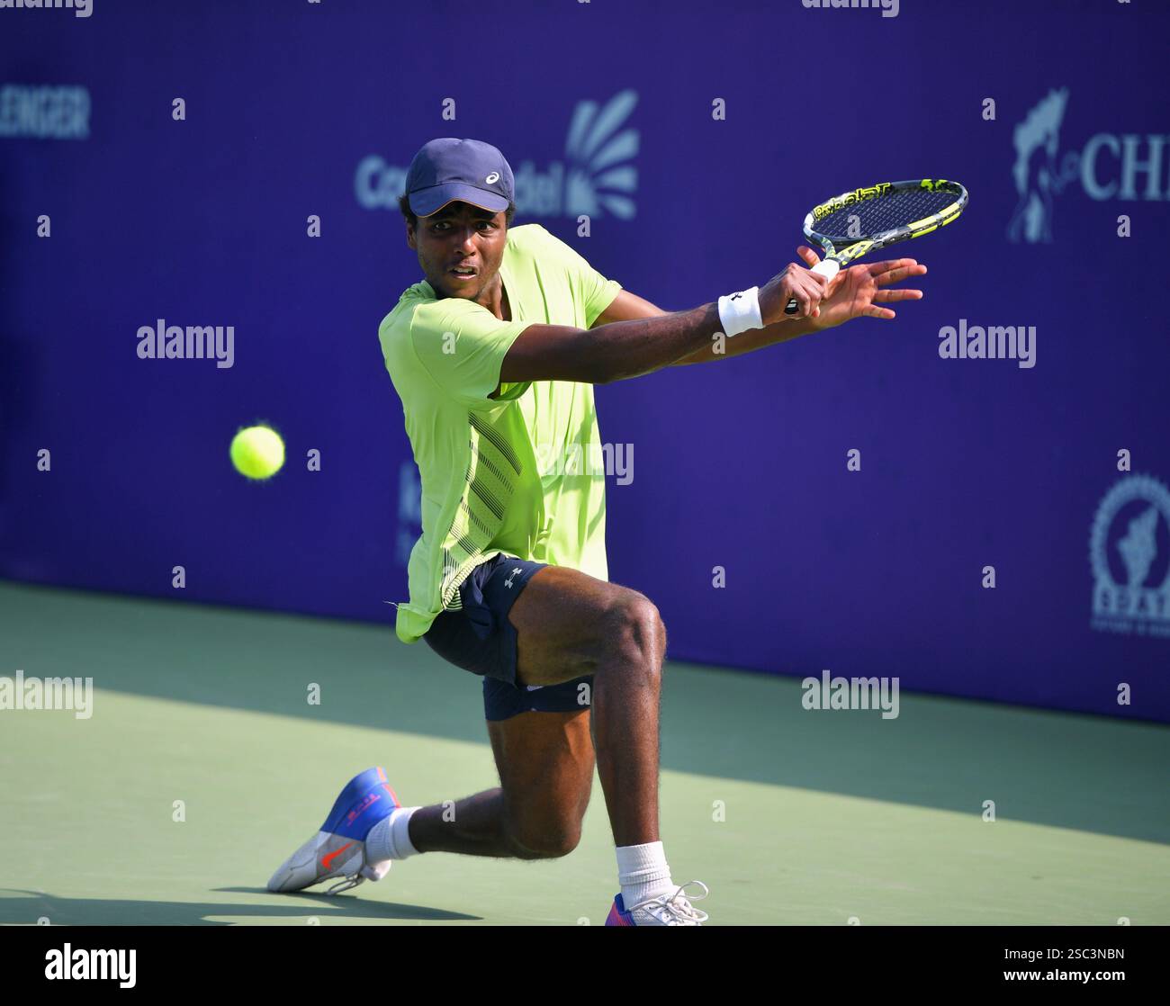 Chennai, India. 4 febbraio 2025. Duje Ajdukovic attualmente classificato No. 158 globalmente soccombé alla svedese Elias Ymer classificato No. 332, 6-2, 6-7, 6-2 nell'ATP Challenger di Chennai, India. Credito: Ranjith Kumar/Alamy Live News. Foto Stock