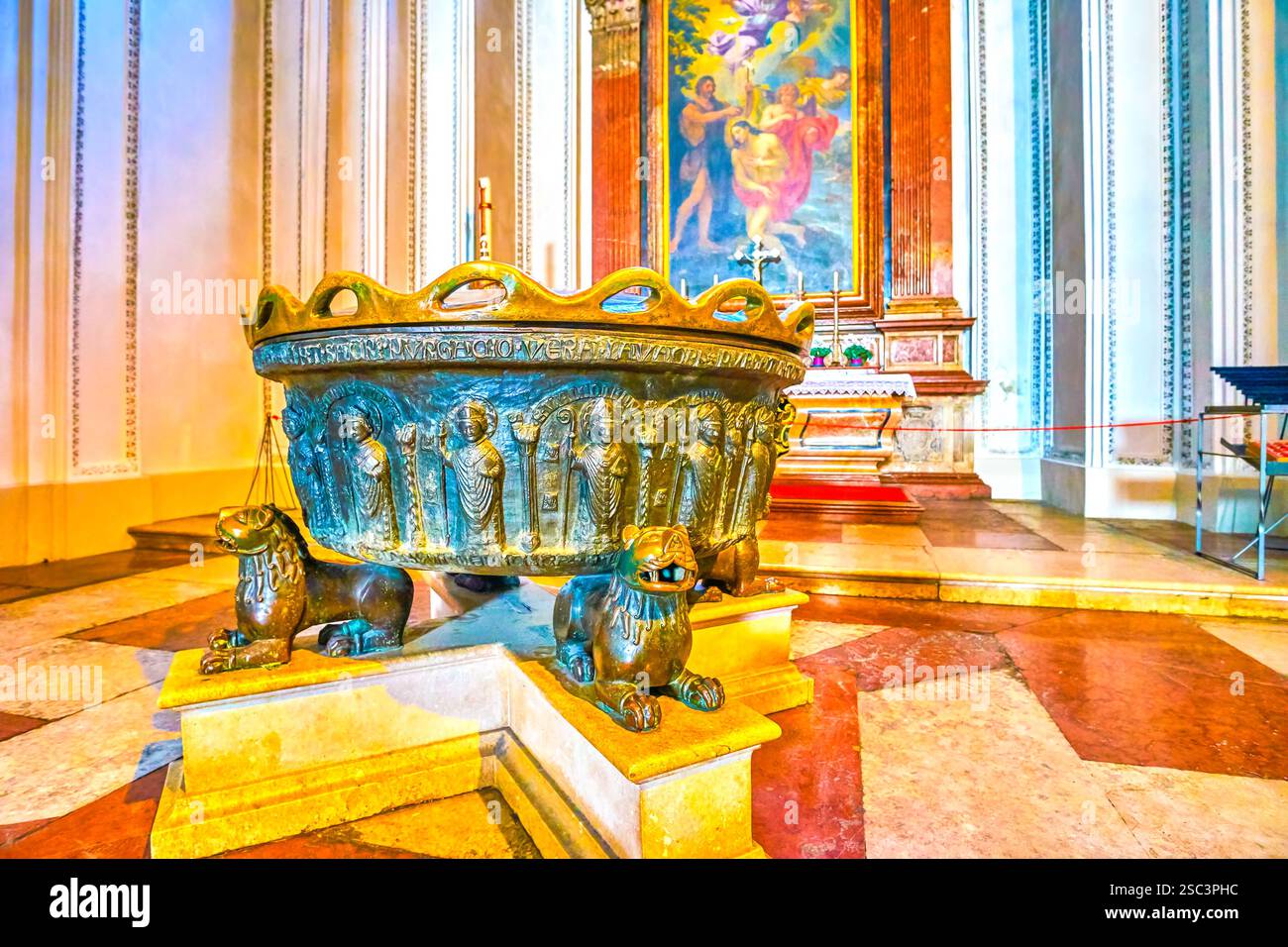 Salisburgo, Austria - 27 febbraio 2019: Il bronzo baptystmal font in sala da preghiera del duomo di Salisburgo, il 27 febbraio a Salisburgo Foto Stock