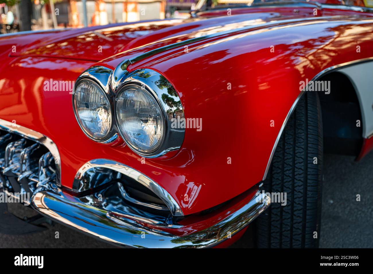 Auto classica rossa nel parcheggio. Foto Stock
