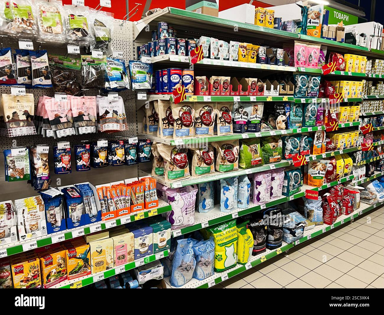 Kiev, Ucraina - 4 febbraio 2025: Scaffale pieno di diversi alimenti per animali e forniture per cani e gatti Foto Stock