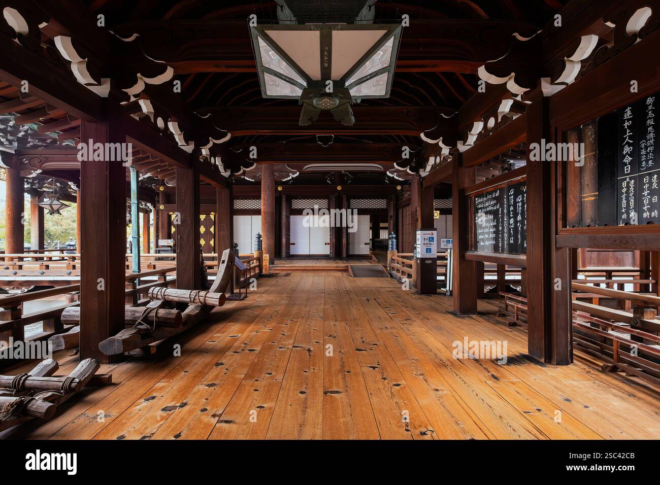 Kyoto, Giappone - 15 novembre 2024: Tempio Higashi Honganji situato al centro di Kyoto, una delle due sottosette dominanti del Buddhismo Shin in Giappone e. Foto Stock