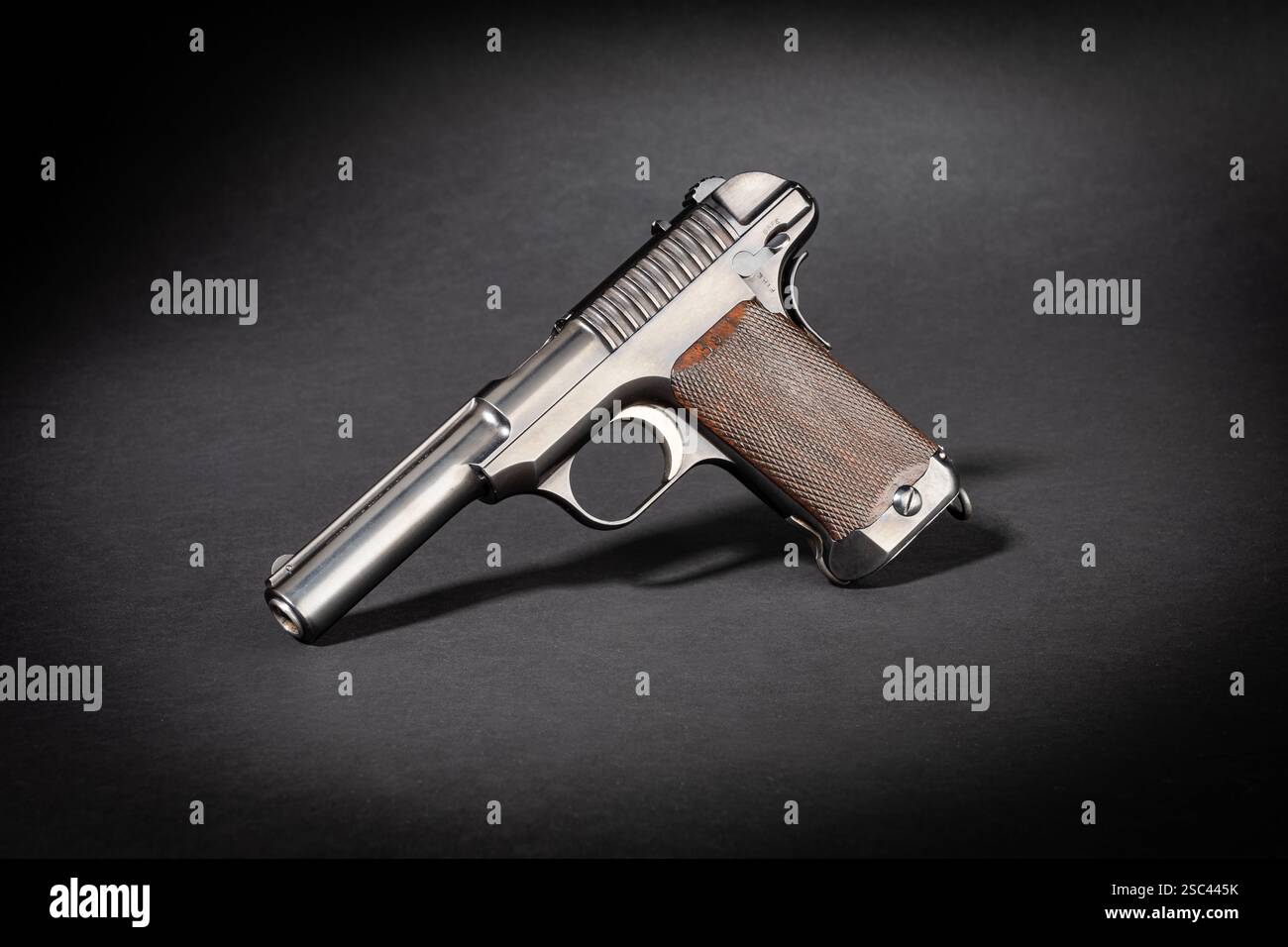 Ripresa in studio di un Savage Mod. 1907 storica pistola a mano su sfondo nero con una luce spettacolare Foto Stock