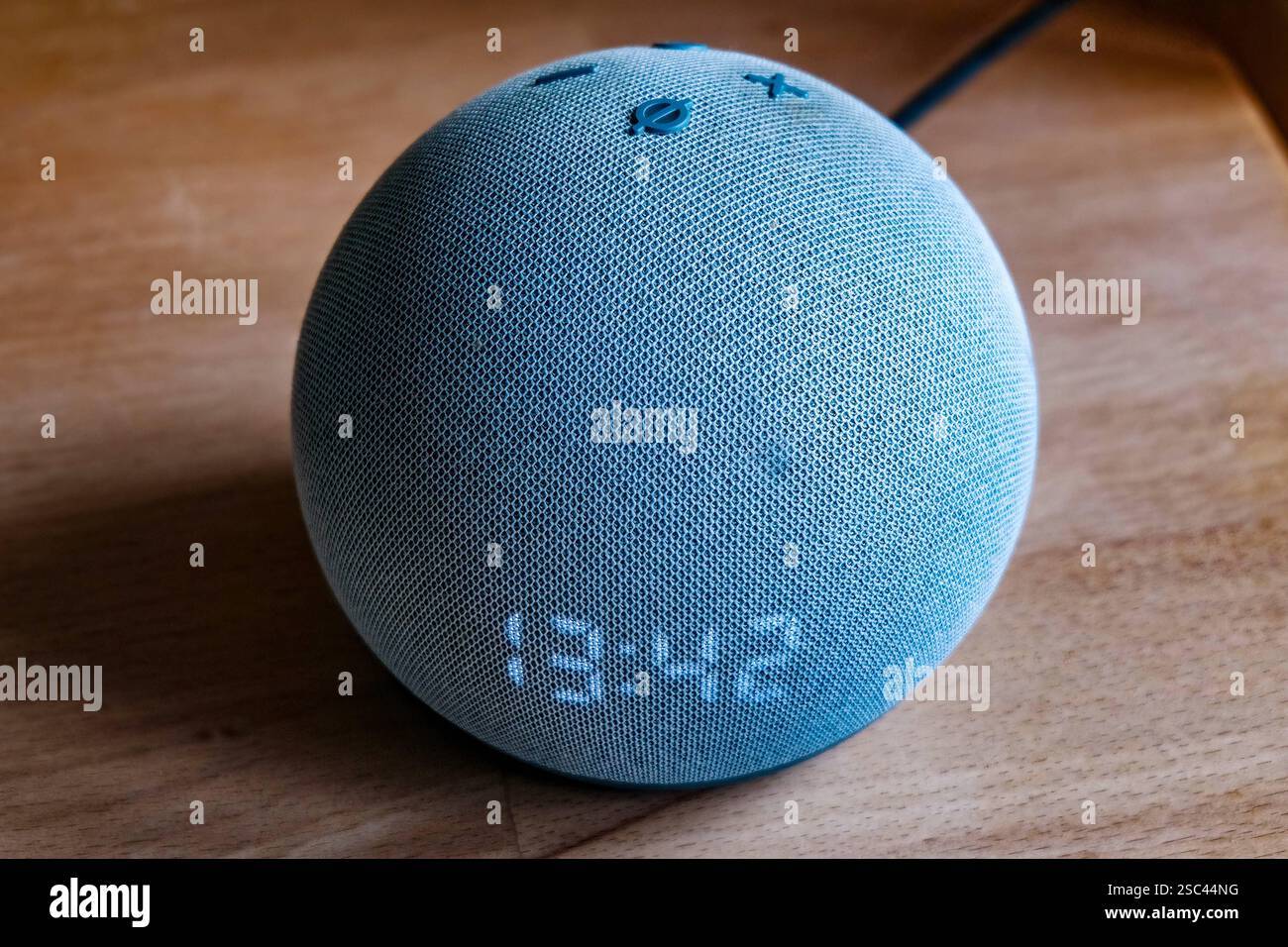 Düsseldorf 05.02.2025 Amazon prime Alexa Echo Dot intelligenter Smarter Lautsprecher Sprachsteuerung Raumüberwachung Datenschutzmassnahmen cloudbasierter Sprachdienst Lauschangriff HomeOffice Spionagesoftware Sprachassistent Wanzen Überwachungssoftware Düsseldorf Nordrhein-Westfalen Deutschland *** Düsseldorf 05 02 2025 Amazon prime Alexa Echo Dot altoparlante intelligente intelligente controllo vocale sala di controllo di sorveglianza dati protezione dei dati misure di protezione vocale cloud Düsseldorf-based Voice software di sorveglianza servizio vocale servizio vocale servizio vocale Westfalia Westspyspyspyspyspysperien Germania Foto Stock
