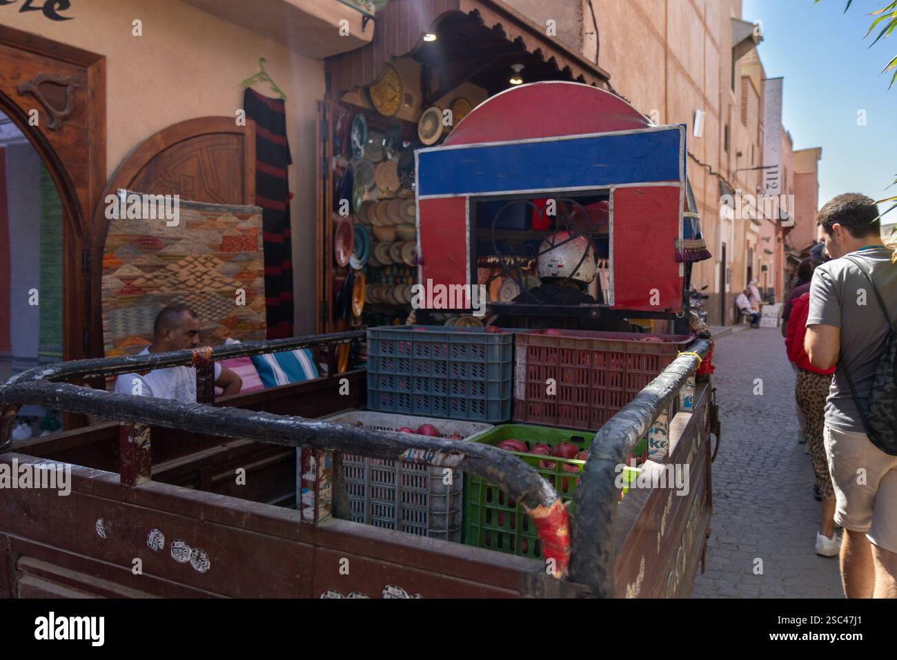 Prelievo in moto a tre ruote a Marrakech Medina Foto Stock