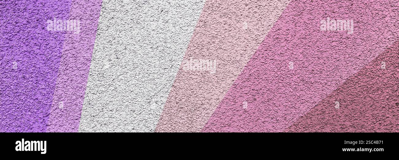 Sfondo astratto con strisce colorate diagonali in tonalità rosa, viola, lavanda e viola con finitura superficiale ruvida Foto Stock