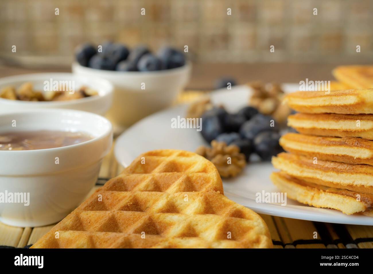 waffle dolci con mirtilli e miele da vicino Foto Stock