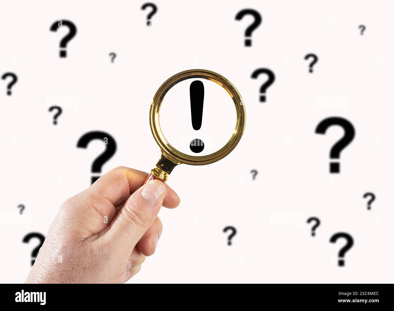 L'attenzione sul punto esclamativo attraverso una lente di ingrandimento Foto Stock