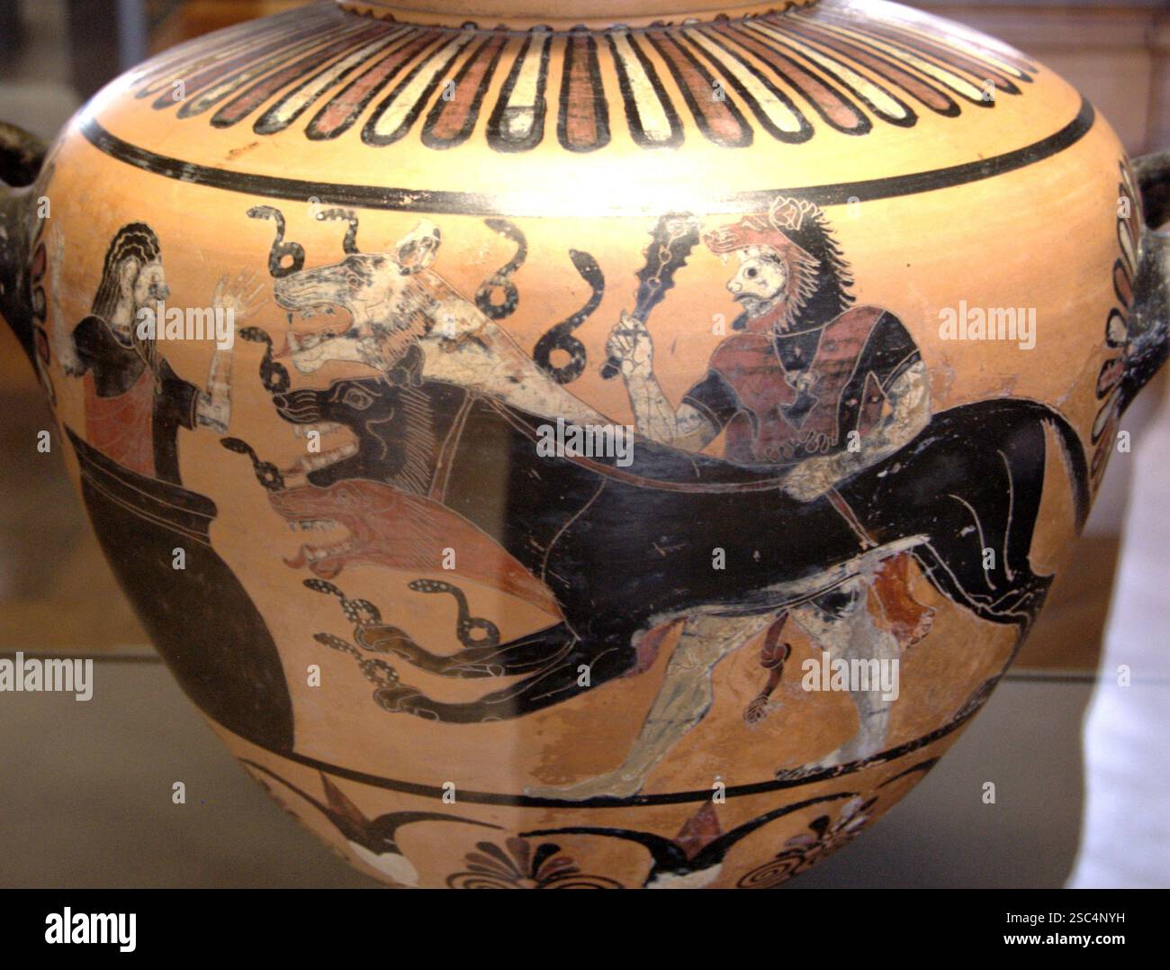 Eracle, indossando la sua caratteristica pelle di leone, club con la mano destra, guinzaglio a sinistra, presentando un Cerbero a tre teste, serpenti che si avvolgono da nevi, colli e zampe frontali, a un Euristeo spaventato nascosto in un vaso gigante. Caeretan hydria (c. 530 a.C.) da Caere (Louvre E701).[1] Foto Stock