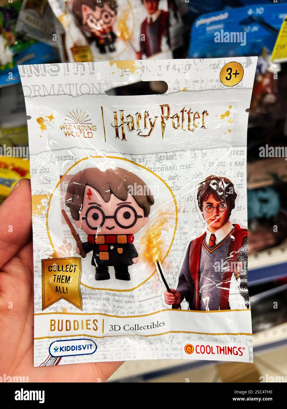 Kiev, Ucraina - 4 febbraio 2025: Confezione di un giocattolo da collezione a tema Harry Potter esposto in un ambiente di vendita al dettaglio Foto Stock