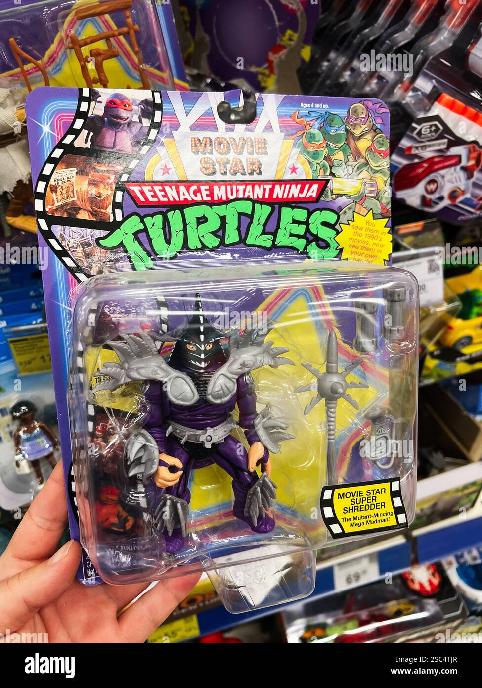 Kiev, Ucraina - 4 febbraio 2025: Primo piano di una figura TMNT Super Shredder confezionata esposta in un supermercato. Foto Stock