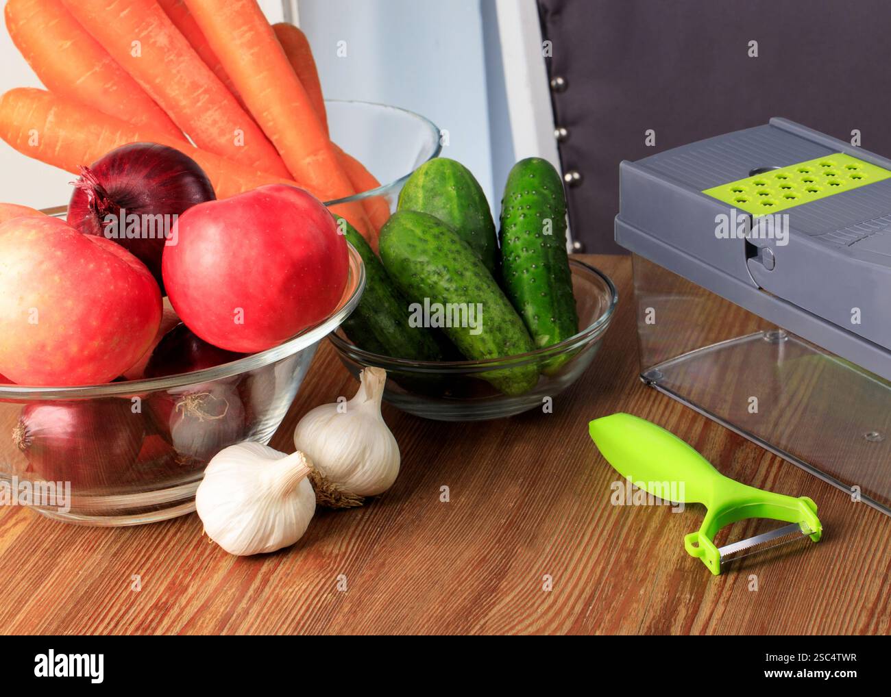 Mele e verdure fresche con utensili da cucina Foto Stock