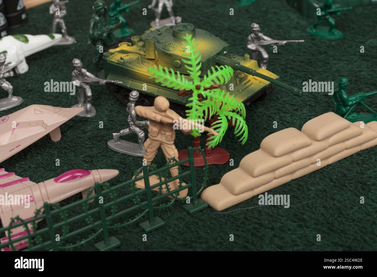 Scena del campo di battaglia giocattolo con Tank Soldiers e accessori Foto Stock