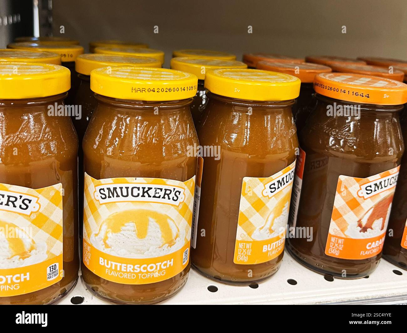 Kiev, Ucraina - 4 febbraio 2025: Barattoli di zucca di Smucker ordinatamente ordinati per l'acquisto Foto Stock