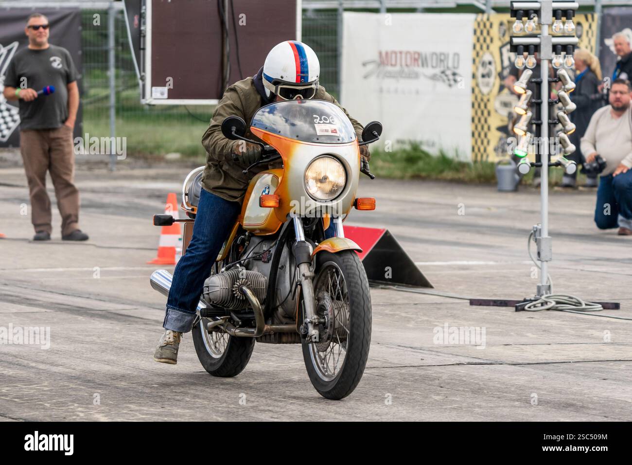 FINOWFURT, GERMANIA - 11 MAGGIO 2024: Il pilota motociclistico sulla pit-Lane. Inizia la gara. Apertura stagionale del Race 61 Festival. Foto Stock