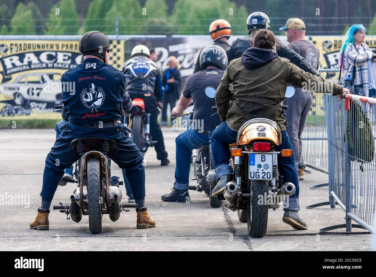 FINOWFURT, GERMANIA - 11 MAGGIO 2024: I motociclisti aspettano la partenza. Apertura stagionale del Race 61 Festival. Foto Stock