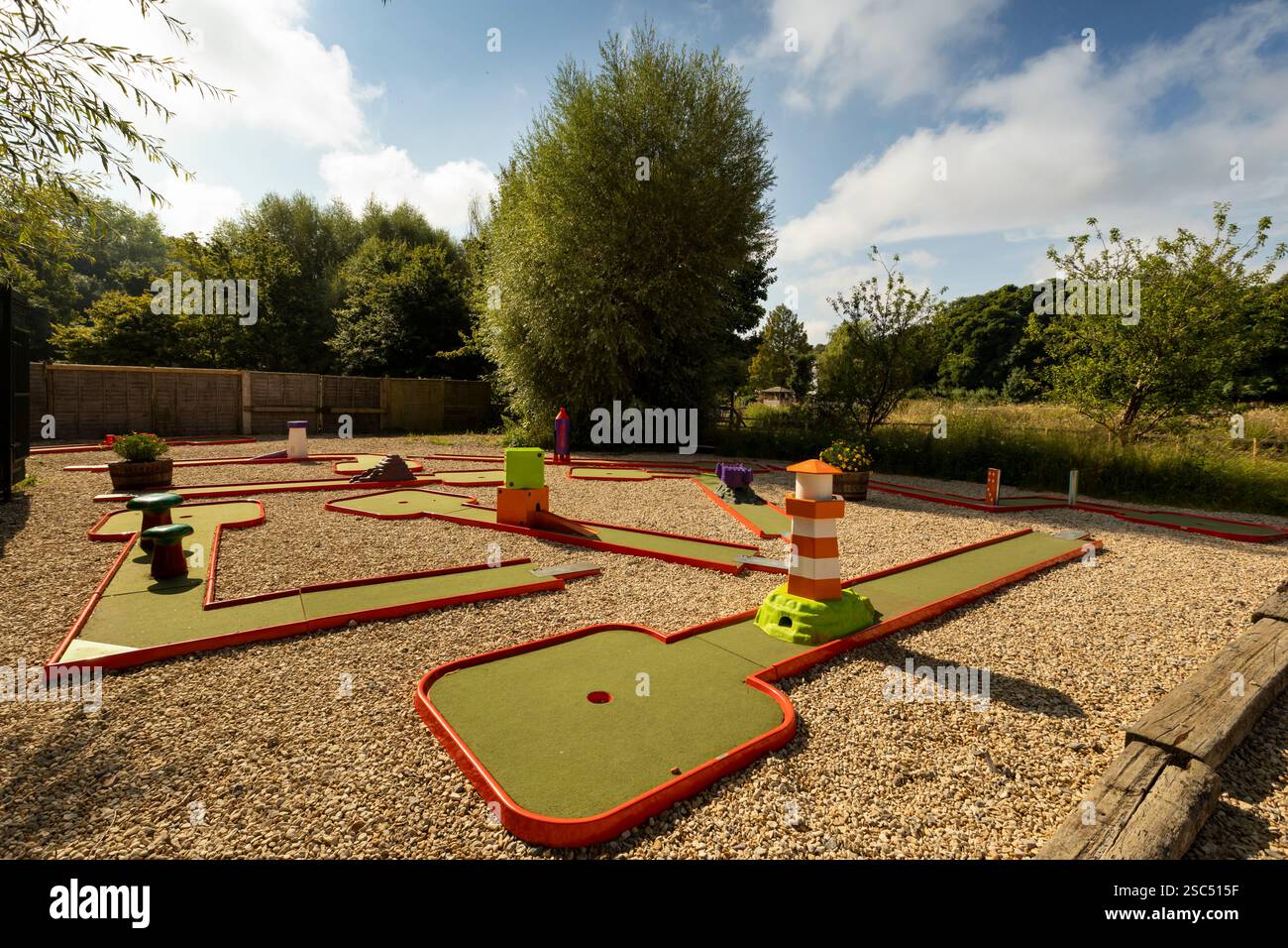 Campo da minigolf in una giornata di sole in Inghilterra senza persone Foto Stock