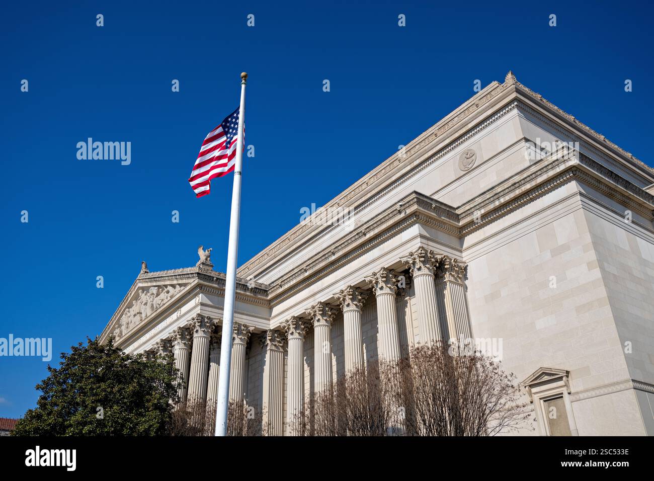 WASHINGTON DC - il National Archives Building, progettato dall'architetto John Russell Pope, ospita i documenti fondanti americani su Constitution Avenue. La struttura neoclassica, completata nel 1935, funge da deposito per i più importanti documenti storici della nazione, tra cui la Costituzione, la dichiarazione di indipendenza e la carta dei diritti. La Rotunda for the Charters of Freedom fornisce una mostra pubblica di questi documenti americani fondamentali. Foto Stock