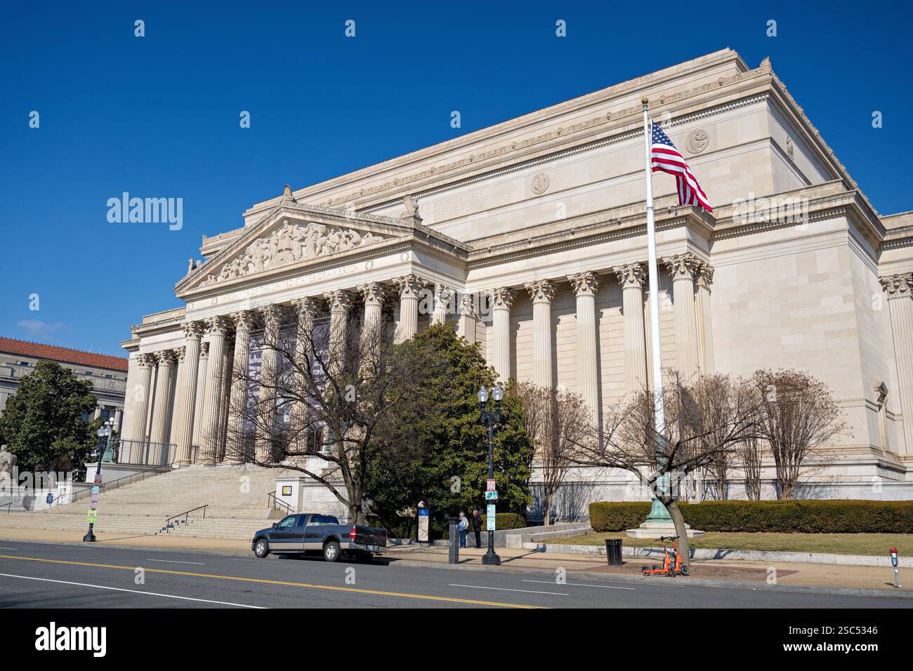 WASHINGTON DC - il National Archives Building, progettato dall'architetto John Russell Pope, ospita i documenti fondanti americani su Constitution Avenue. La struttura neoclassica, completata nel 1935, funge da deposito per i più importanti documenti storici della nazione, tra cui la Costituzione, la dichiarazione di indipendenza e la carta dei diritti. La Rotunda for the Charters of Freedom fornisce una mostra pubblica di questi documenti americani fondamentali. Foto Stock