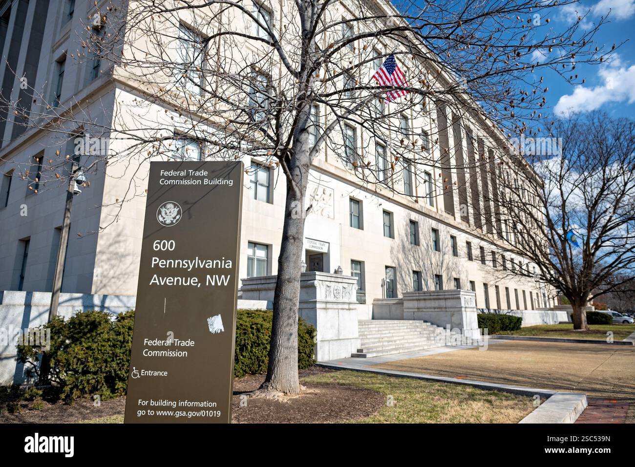 WASHINGTON DC - la sede centrale della Federal Trade Commission, dove le autorità di regolamentazione lavorano per proteggere i consumatori e mantenere la concorrenza sul mercato, fissa il complesso del Triangolo Federale nel centro di Washington. L'agenzia, creata nel 1914, indaga sulle violazioni dell'antitrust, applica le leggi sulla protezione dei consumatori ed esamina le principali fusioni aziendali da questa posizione centrale tra Pennsylvania e Constitution Avenues. Foto Stock